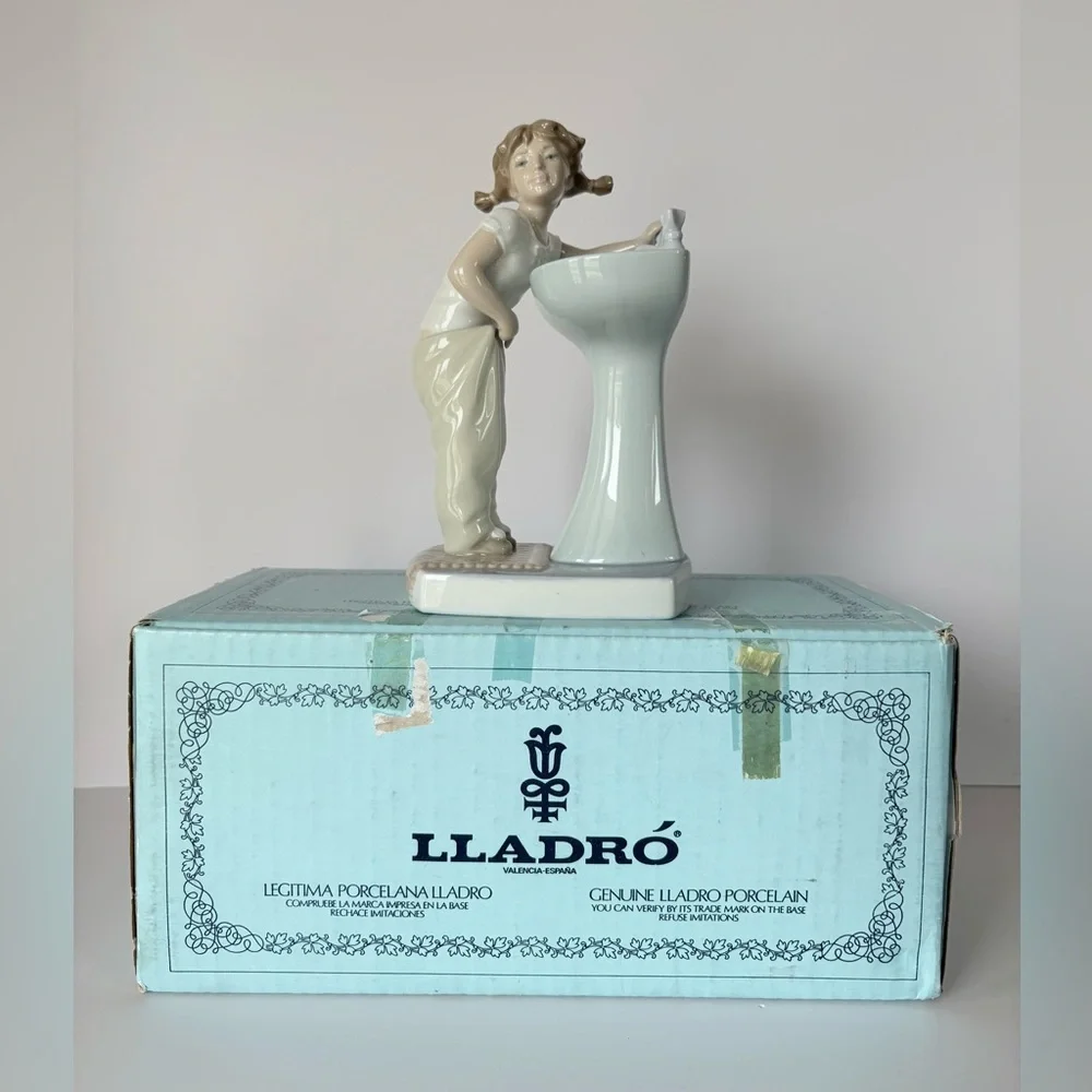 Lladro’ 4838 “Clean Up Time” Porcelain Figurine-Introduced 1973 & Retired 1993